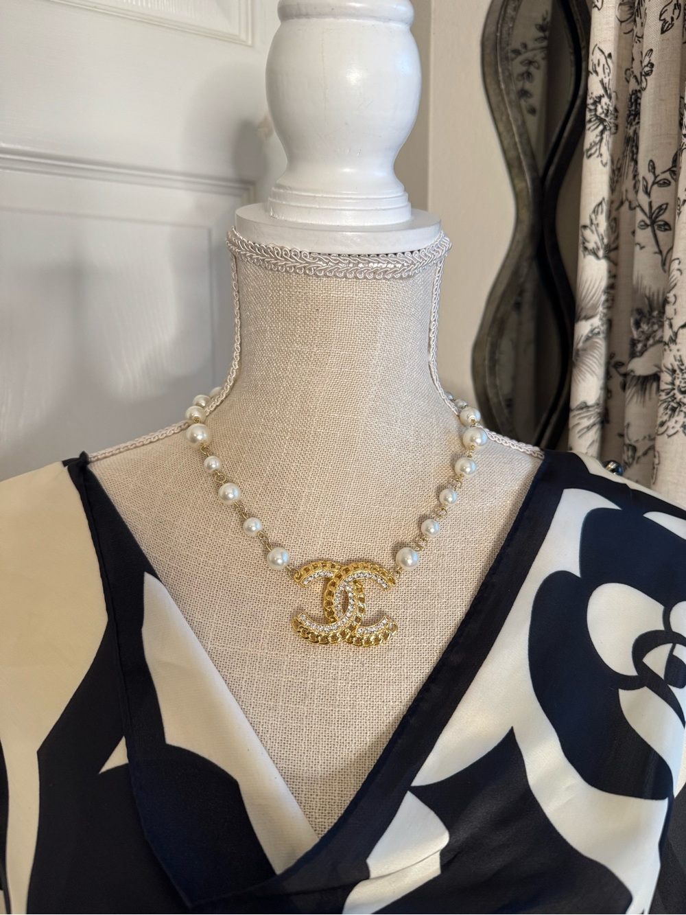 Elegant Pearl Necklace - Picture 3 of 4